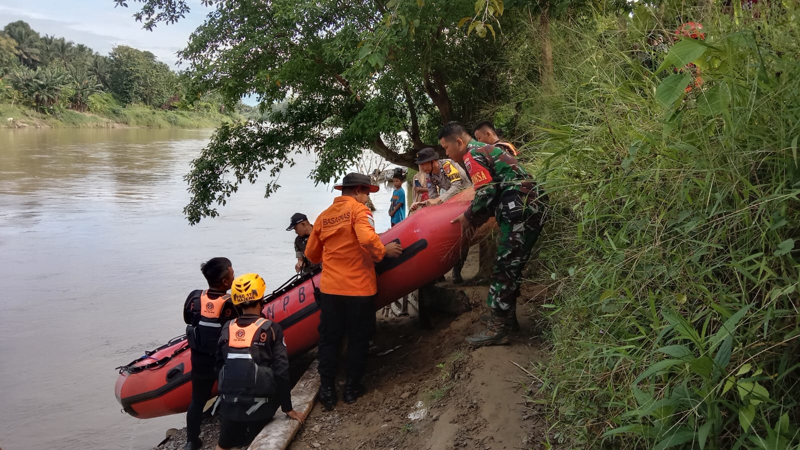 Kodim Polman dan TIm SAR Lakukan Pencarian Warga Hilang di Sungai Mapilli