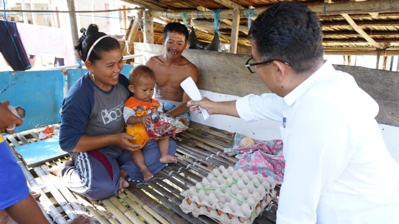 Sasar Desa Sumare, Pj Gubernur Serahkan Bantuan untuk Belasan Anak Berisiko Stunting