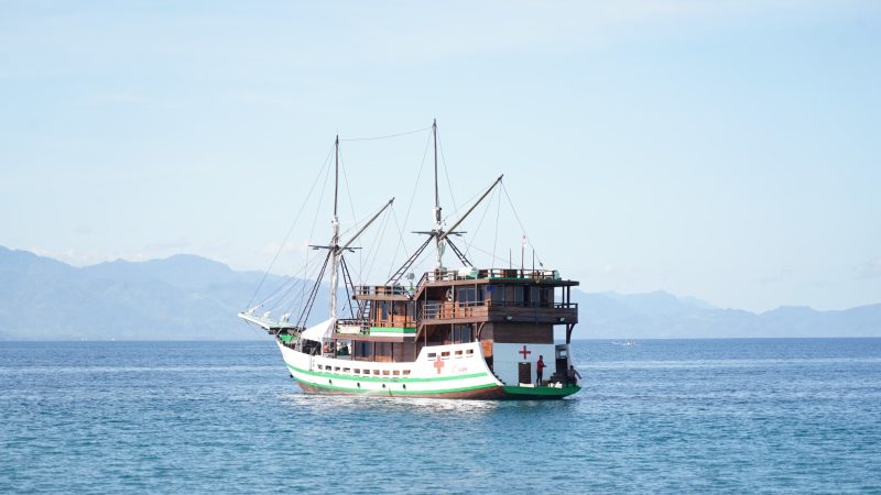 Kapolda Sulbar Resmikan Pelayanan Kesehatan Kapal Apung dr Lie Darmawan 2