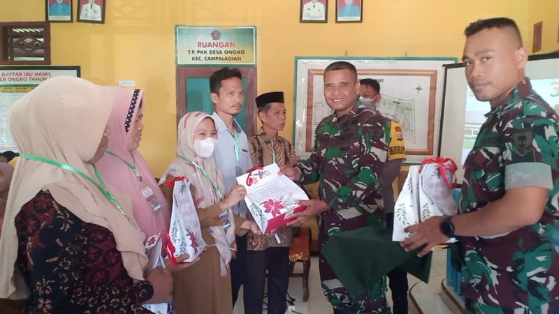 Warga Desa Ongko Menerima Penyuluhan Kamtibmas Dari Satgas TMMD 116