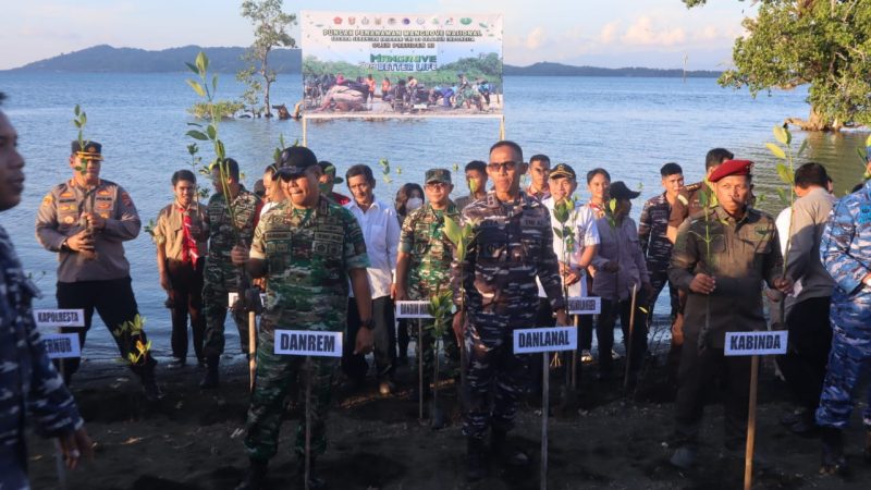 Dukung Rehabilitasi Hutan, Lanal Mamuju Bersama Jajaran TNI dan Forkopimda Tanam 5000 Mangrove