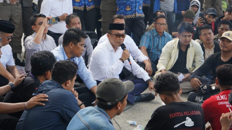 Terima Pendemo Ala Pj Gubernur  Sulbar, Duduk Lesehan Sembari Serap Aspirasi