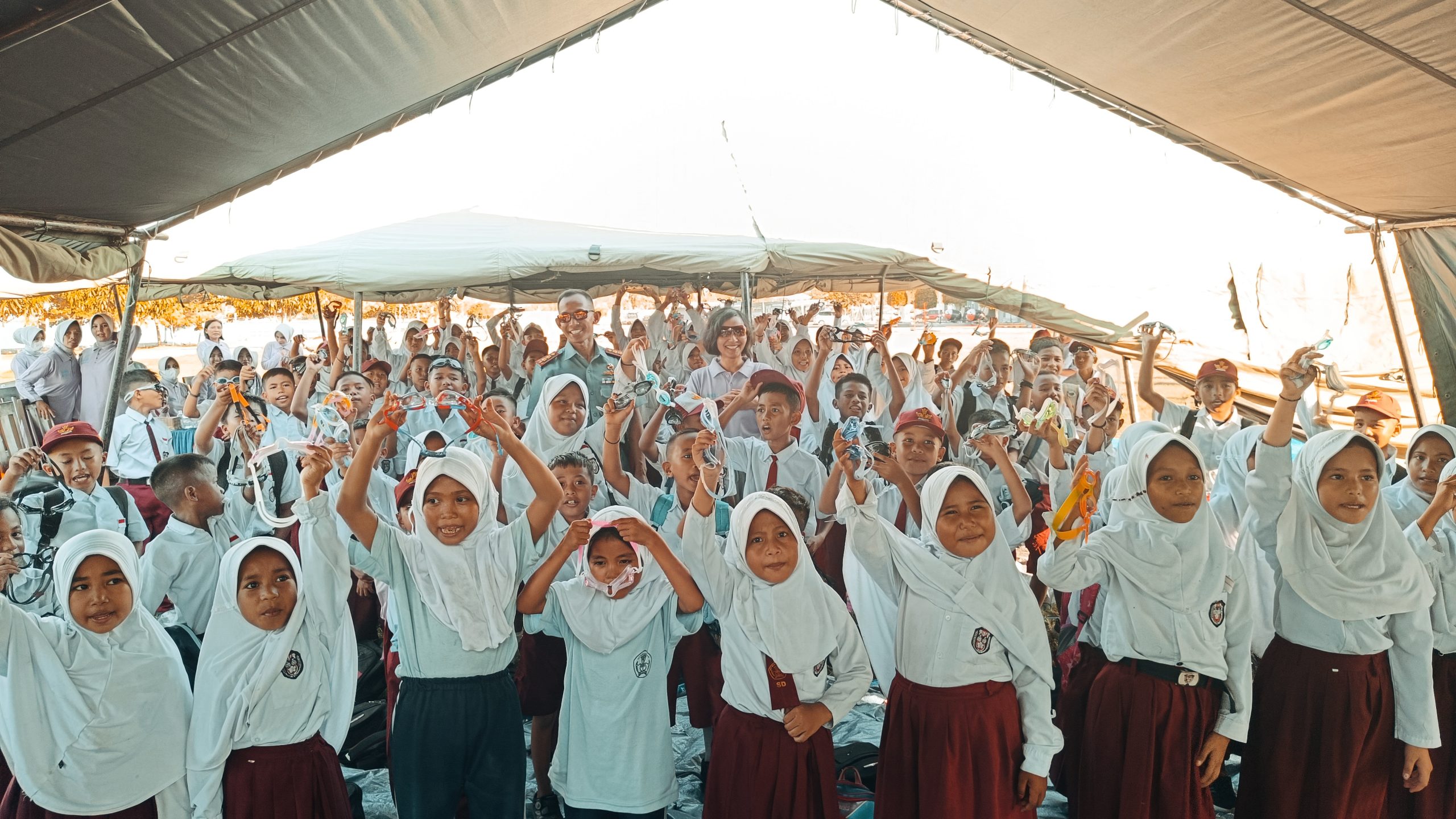 Bahagianya 100 Siswa SD, Dapat Kacamata Renang Gratis dari Ibu Jalasenastri Lanal Mamuju