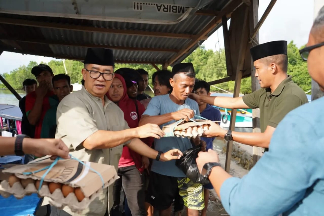 Pj. Gubernur Sulbar Berbagi Paket ke Masyarakat Jelang Idul Fitri