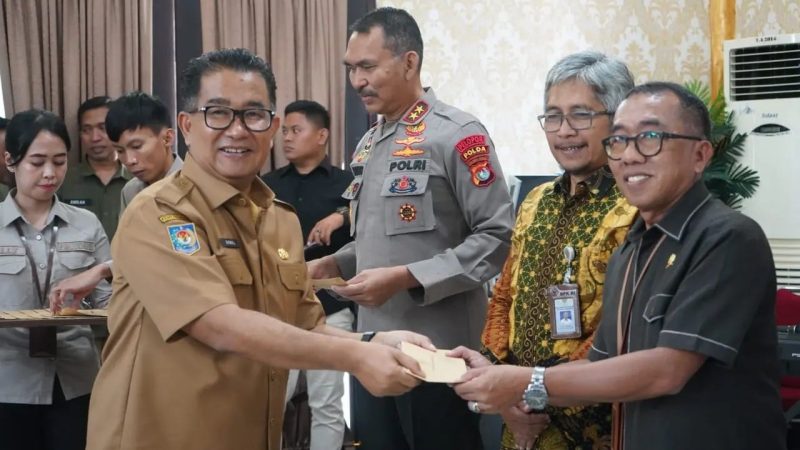 Pj Gubernur Sulbar Serahkan Akun Webgis DDP ke Forkopimda