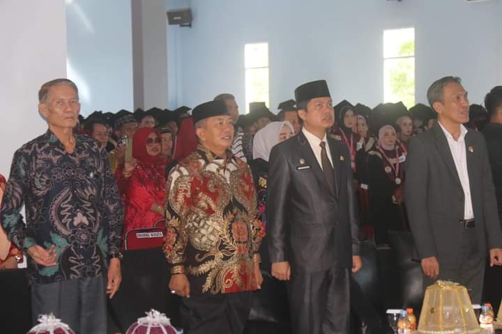 Wakil Ketua DPRD Sulbar Usman Suhuria Hadiri Wisuda di Unsulbar