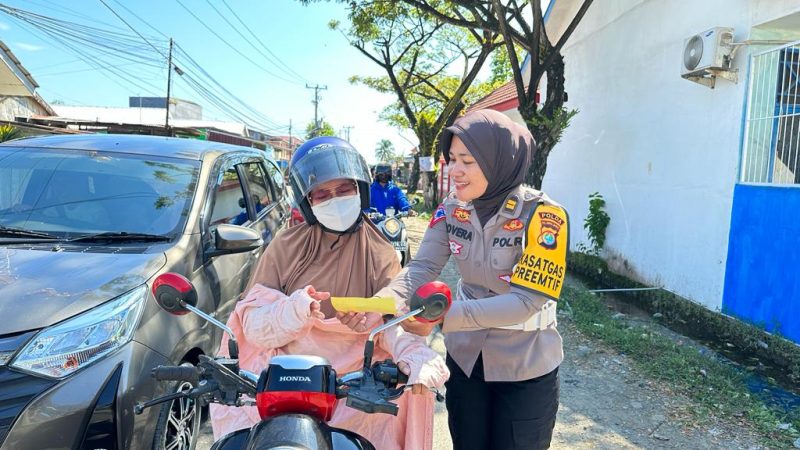 Ditlantas Polda Sulbar Berbagi Stiker Pelopor Keselamatan
