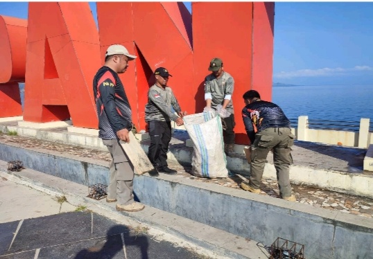 Satpol PP Sulbar Bersihkan Sampah di Anjungan Pantai Manakarr