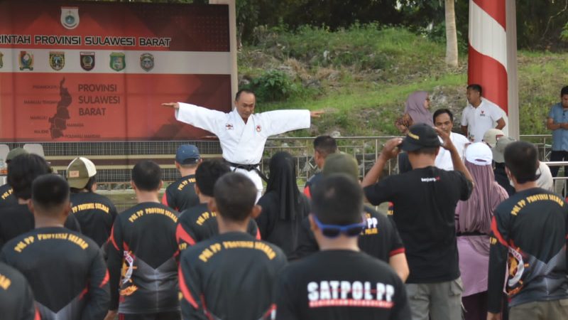 Tanamkan Jiwa kedisiplinan, Pj Gubernur Sulbar Latih ASN Karate