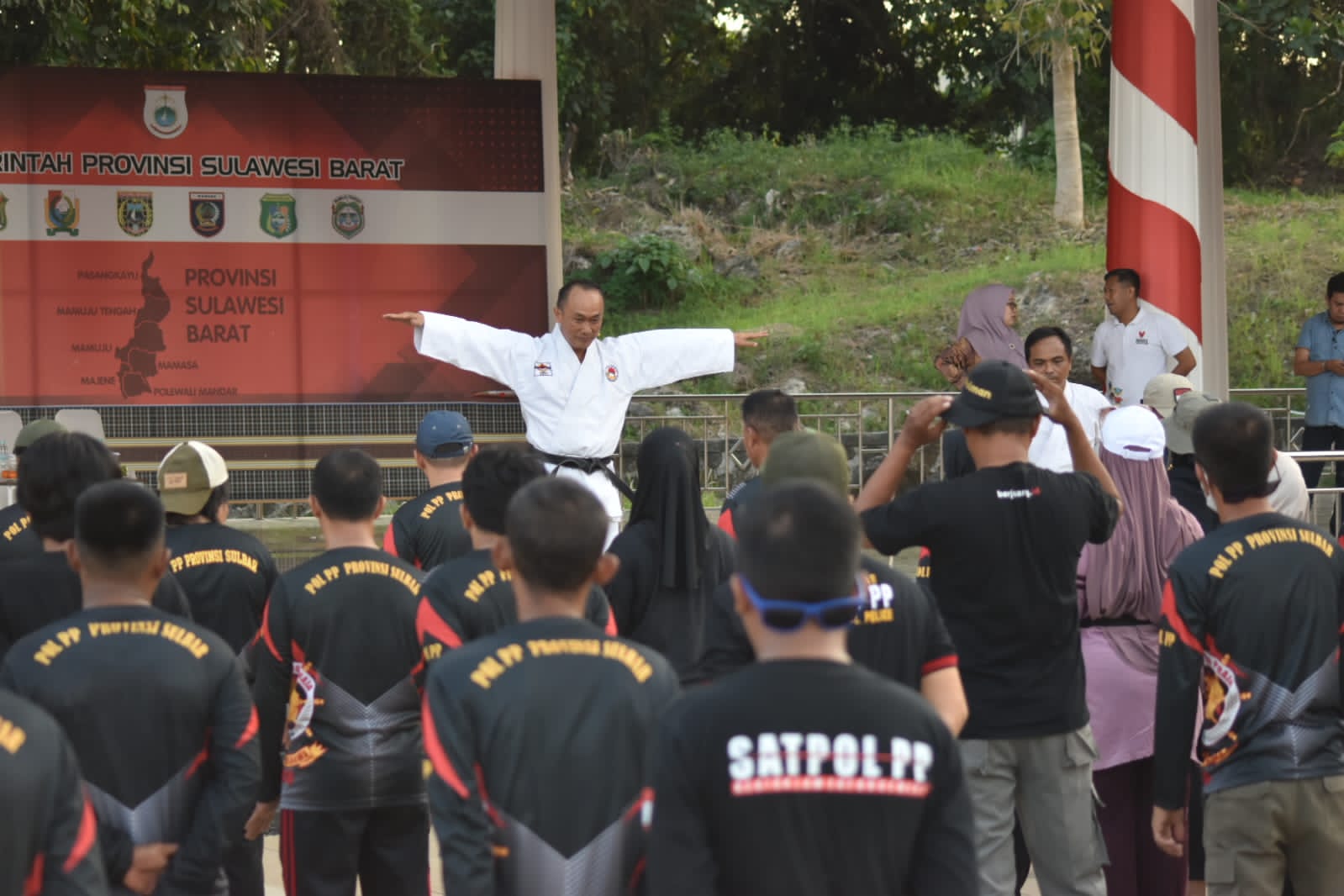 Tanamkan Jiwa kedisiplinan, Pj Gubernur Sulbar Latih ASN Karate