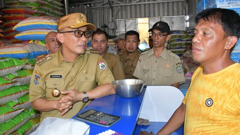 Kunker ke Mamuju Tengah Pj Gubernur Sulbar Cek Harga Komoditas Pangan di Pasar