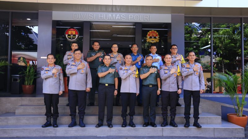 Perkuat Sinergitas, Kadiv Humas Terima Kunjungan Kapuspen TNI
