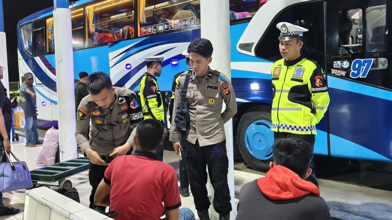Polda Sulbar Tingkatkan Pemeriksaan Kendaraan dan Layanan Kesehatan Sopir di Terminal Simbuang