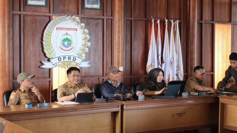 Sekwan Gelar Rapat Perdana dengan Staf Sekretariat DPRD Sulbar