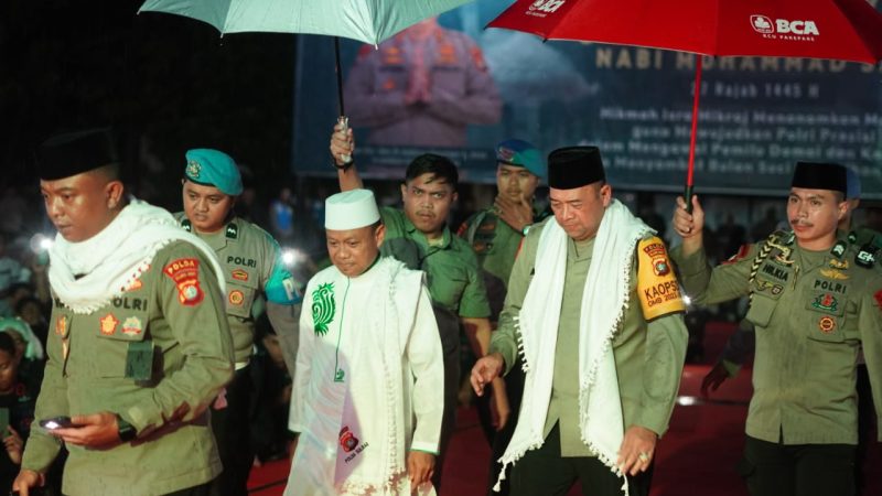 Abaikan Hujan, Masyarakat Antusias Ikuti Peringatan Isra Mikraj Polda Sulbar