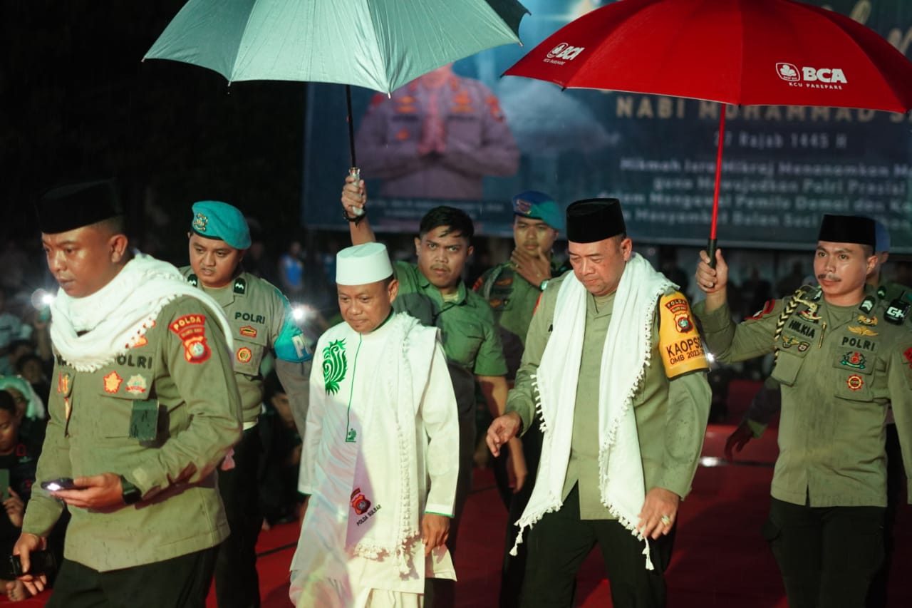 Abaikan Hujan, Masyarakat Antusias Ikuti Peringatan Isra Mikraj Polda Sulbar