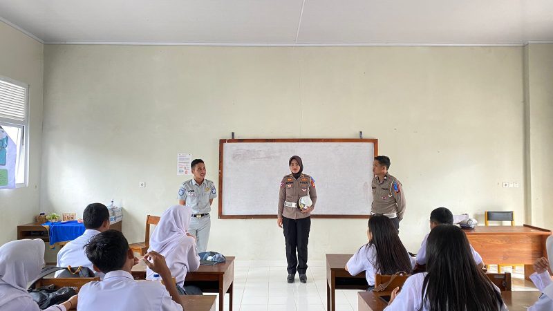 Ditlantas Bersama Jasa Raharja Blusukan ke SMA 2 Mamuju
