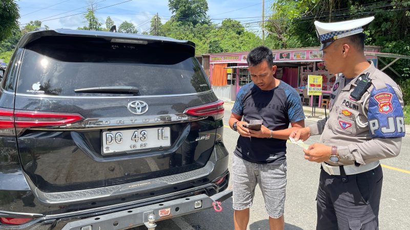 PJR Ditlantas Polda Sulbar Sita Plat Palsu Kendaraan Fortuner