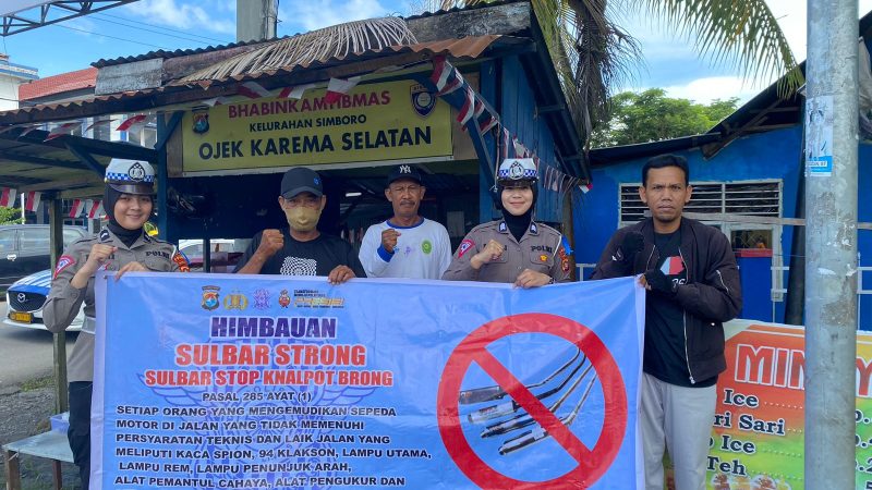 Polwan Cantik di Mamuju Bagi-bagi Stiker Tertib Berlalu Lintas