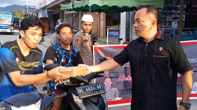 Ditresnarkoba Polda Sulbar Bagi-bagi Takjil di Bulan Ramadhan