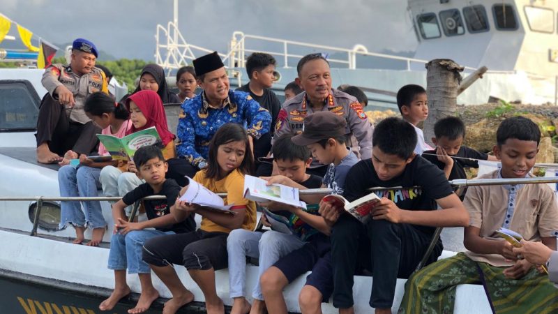 Perpustakaan Terapung Ditpolairud Polda Sulbar Ramai Diminati Anak-anak