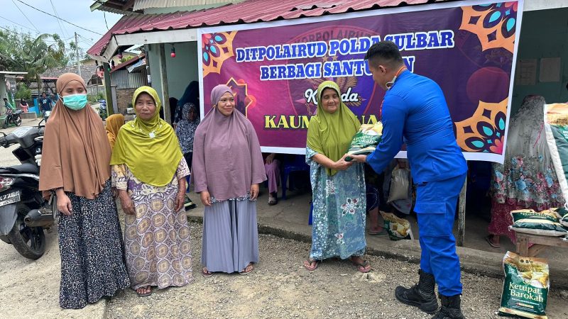 Ditpolairud Polda Sulbar Berbagi Sembako Bersama Kaum Duafa