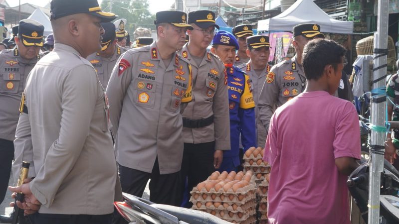 Jelang Idul Fitri, Kapolda Sulbar Cek Harga Sembako di Pasar Wonomulyo