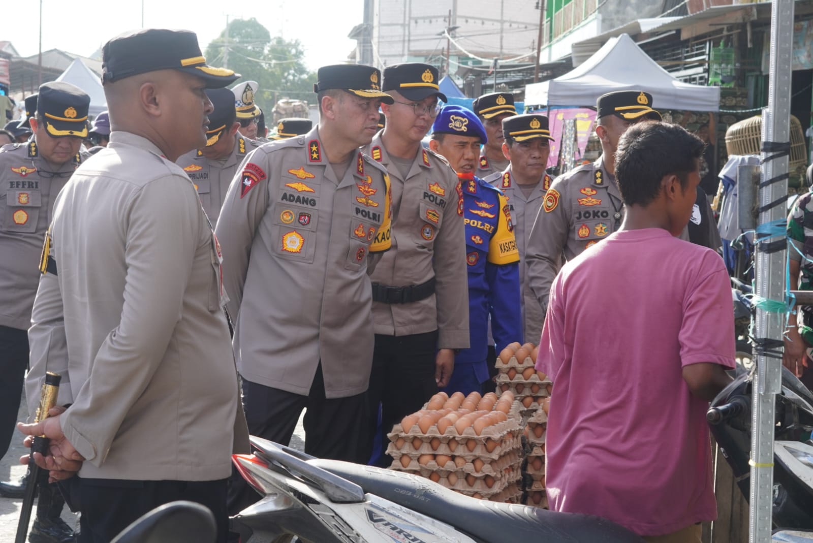 Jelang Idul Fitri, Kapolda Sulbar Cek Harga Sembako di Pasar Wonomulyo
