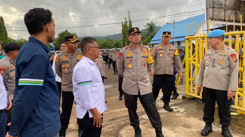 Kapolda Sulbar Pantau Arus Mudik di Pelabuhan Feri Mamuju