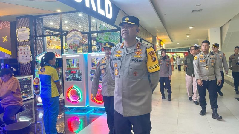 Kapolda Sulbar Bersama PJU Pantau Pusat Keramaian di Mamuju