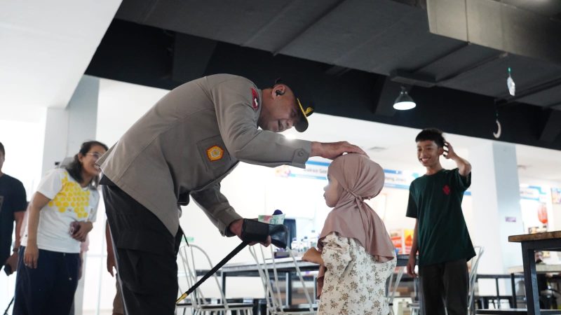 Melihat Kedekatan Kapolda Sulbar saat Bercengkrama dengan Anak-anak