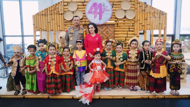 Fashion Daur Ulang Meriahkan Acara Ramah Tamah Peringatan YKB Polda Sulbar