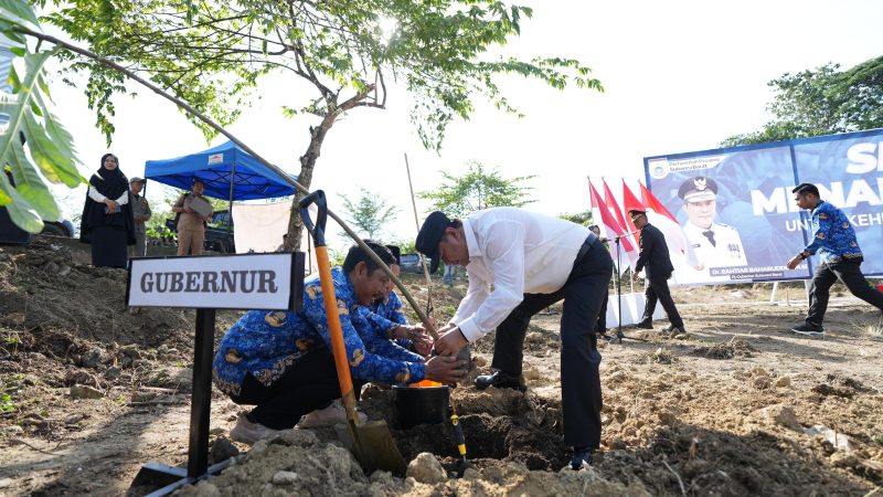 Pj Gubernur Sumbar Menanam Sukun di Moment Harkitnas