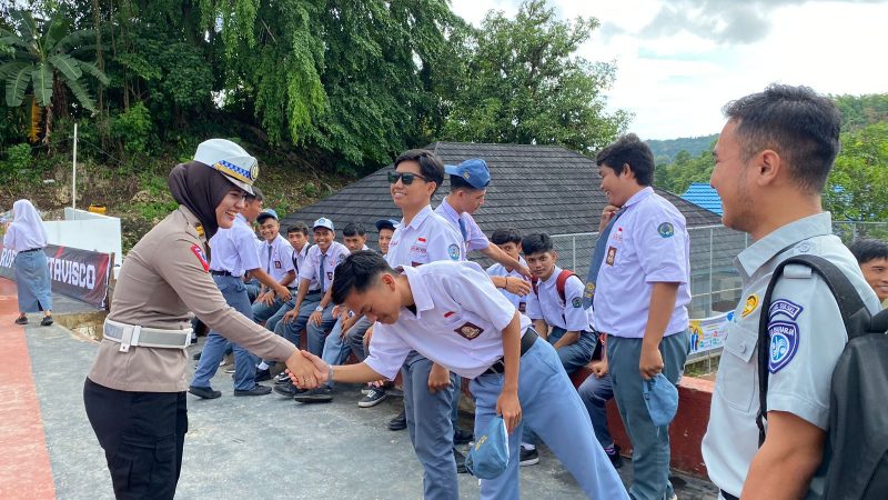 Grebek Sekolah, Polwan Cantik Ditlantas Polda Sulbar Ajak Siswa Jadi Pelopor Keselamatan