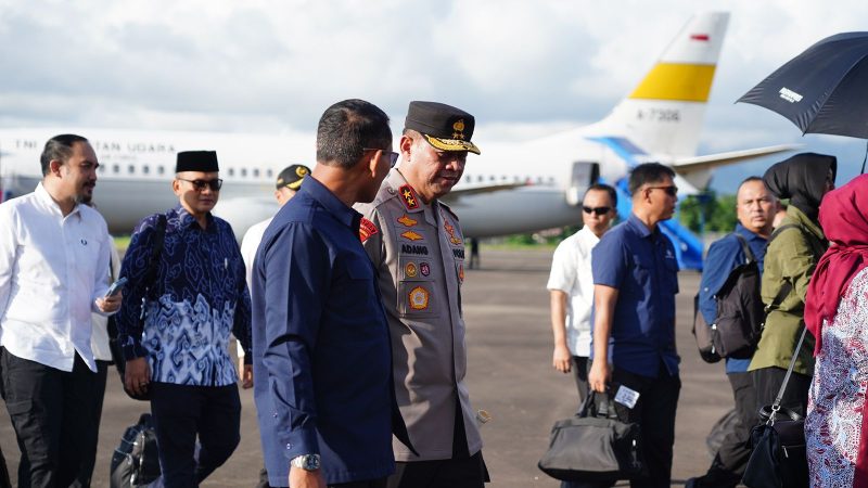 Kapolda Sulbar Sambut Kedatangan Wapres Ma’ruf Amin di Bandara Tampa Padang