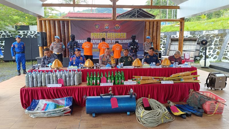 Ditpolairud Polda Sulbar Tangkap 3 Pelaku Bom Ikan Beserta Puluhan Bahan Peledak