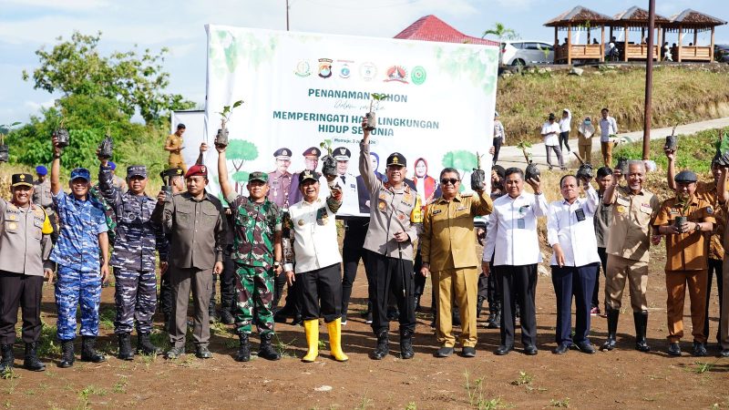 Peringati Hari Lingkungan Hidup, Kapolda Sulbar Bersama Forkopimda Tanam Ratusan Pohon