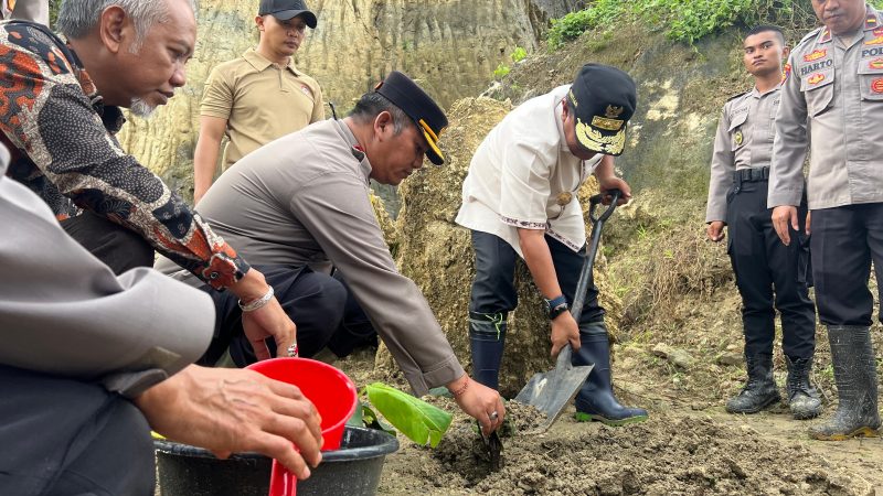 Pj Gubernur Sulbar Bersama Kapolres Mamuju Tanam Sukun dan Pisang Cavendish
