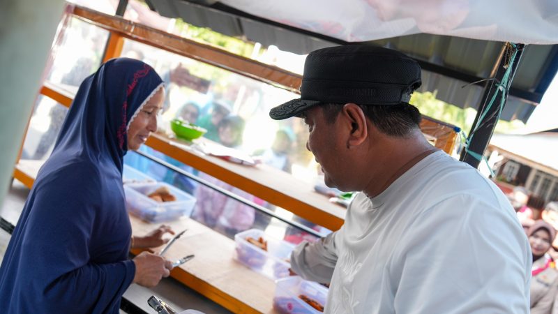 Emak-emak di Mamuju Kaget dan Tak Tahu Dagangannya Diborong Pj Gubernur Sulbar