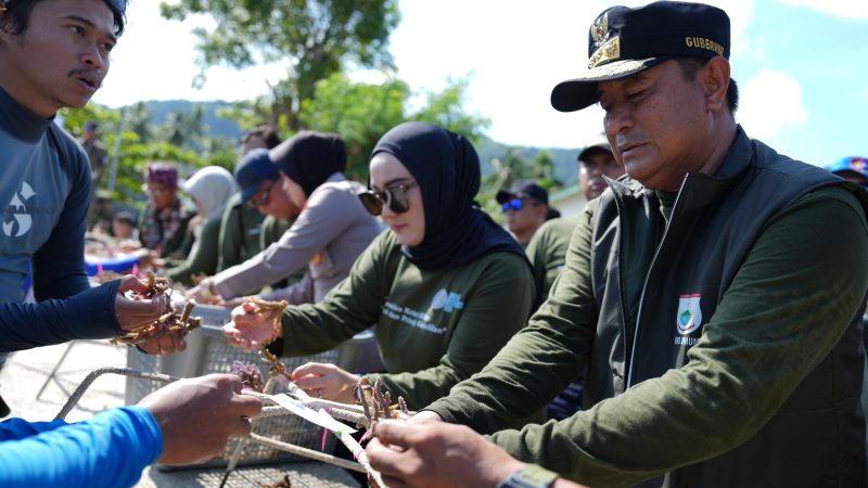 Hari Lingkungan Hidup, Pj Bahtiar Serahkan Penghargaan dan Bantuan Bibit