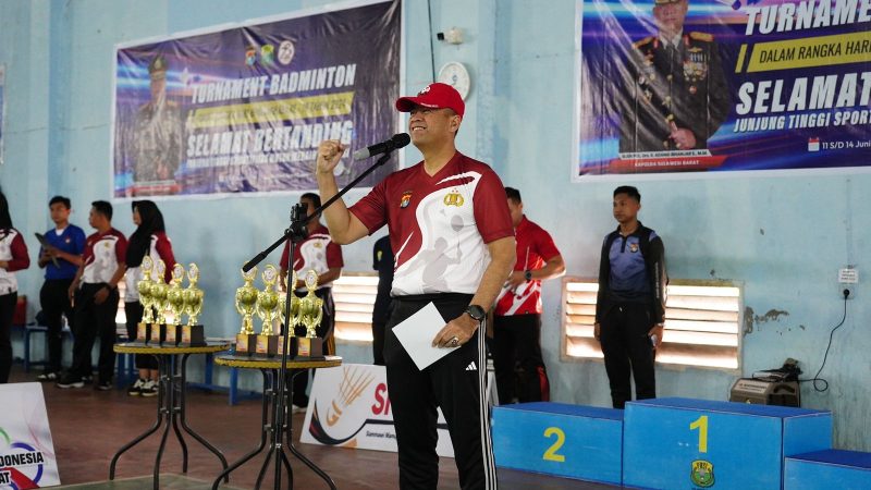 Kapolda Sulbar Tutup Kejuaraan Badminton Internal