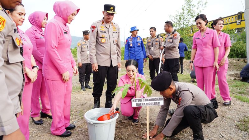 Kapolda Sulbar Gelar Aksi Tanam Pohon di Rumkit Bhayangkara