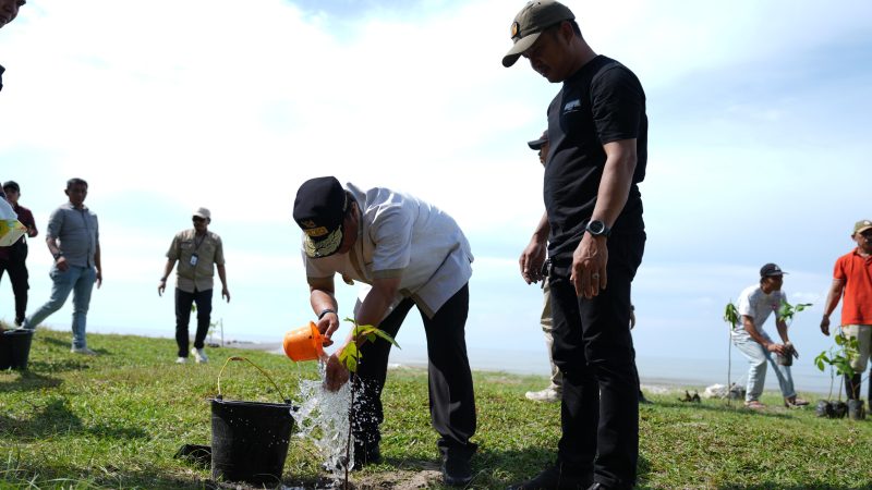 Pj Gubernur Sulbar Tanam Pohon Bersama Warga di Pantai Babatoa Polman