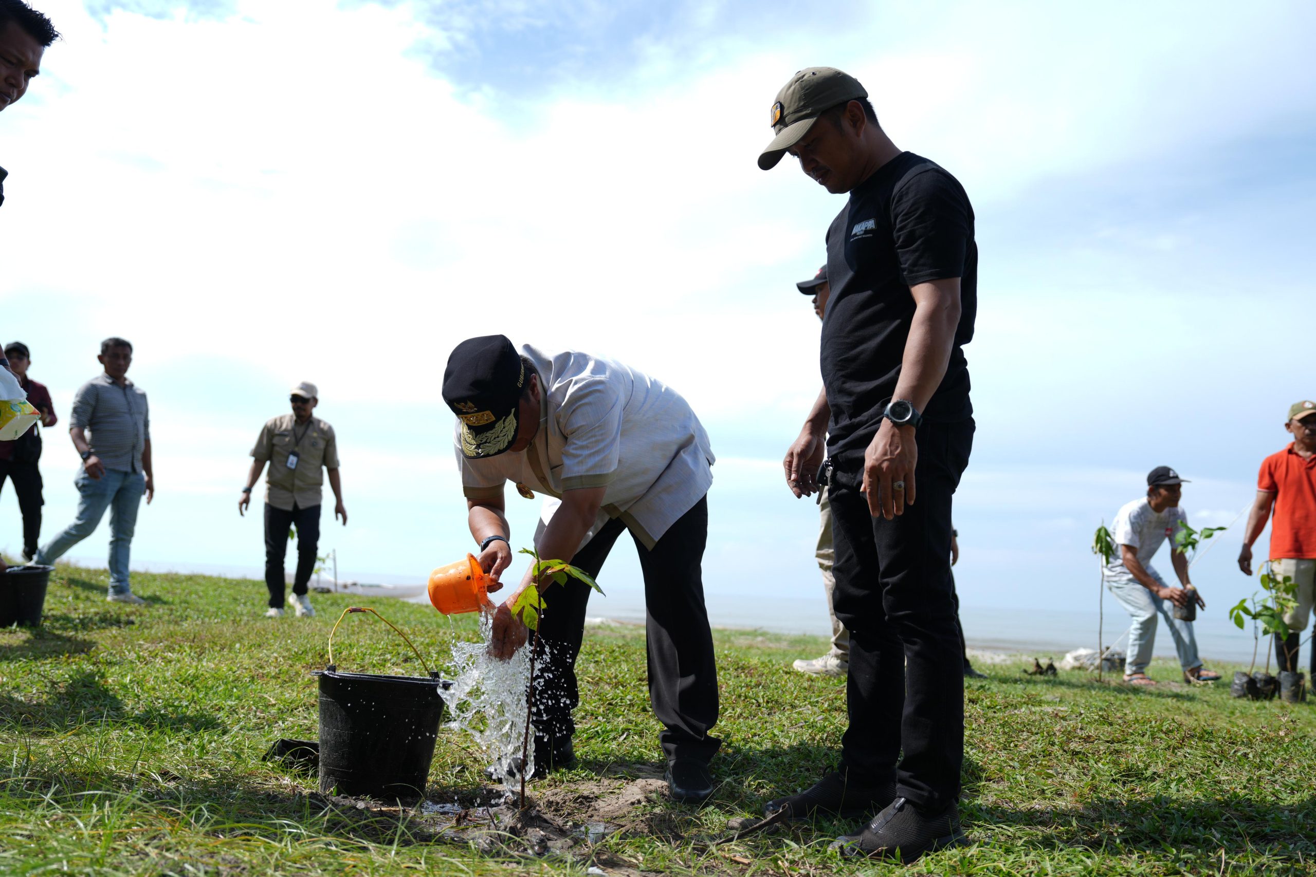 Pj Gubernur Sulbar Tanam Pohon Bersama Warga di Pantai Babatoa Polman