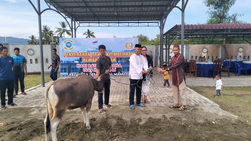 Lanal Mamuju Berbagi Daging Qurban dengan Masyarakat di Momen Idul Adha