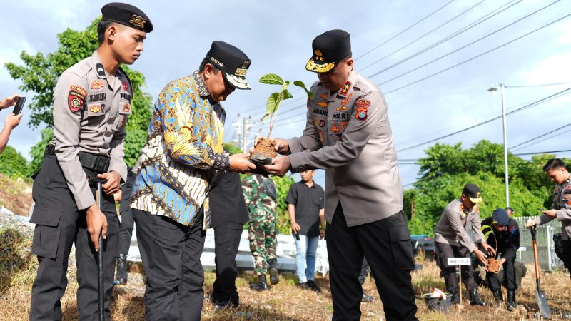 Sambut Hari Bhayangkara ke-78, Pj Gubernur Tanam Pohon Sukun di PJR Polda Sulbar