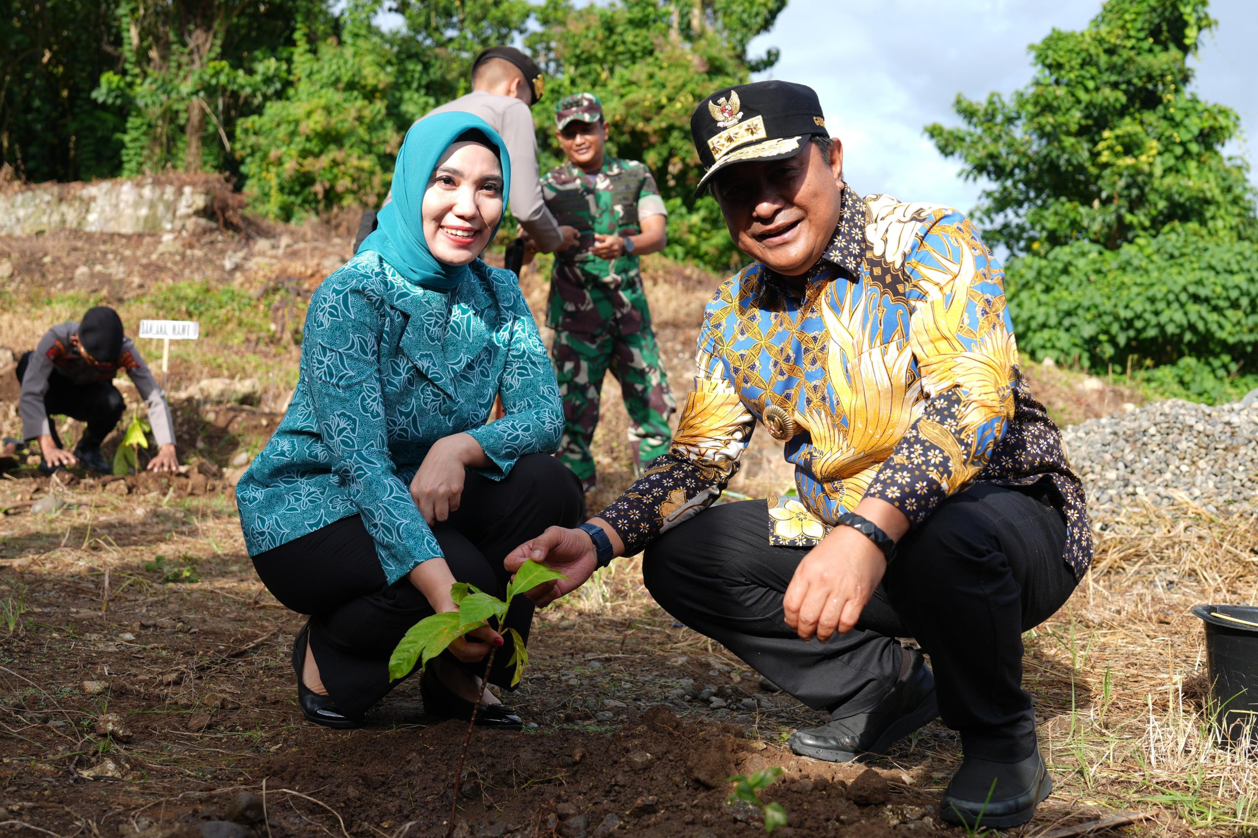 Giat Tanam Pohon, Ketua PKK Sulbar: Ini Mengurangi Emisi Karbon