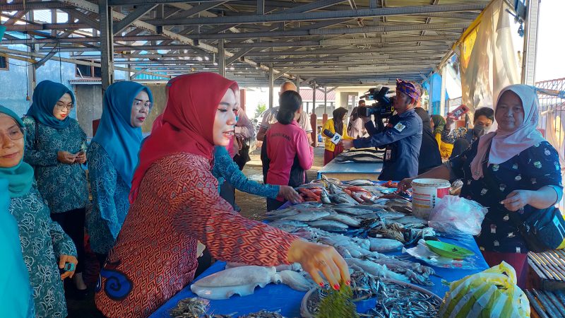 Ke Pasar TPI Mamuju, Pj Ketua PKK Sulbar Kampanyekan Makan Ikan Segar