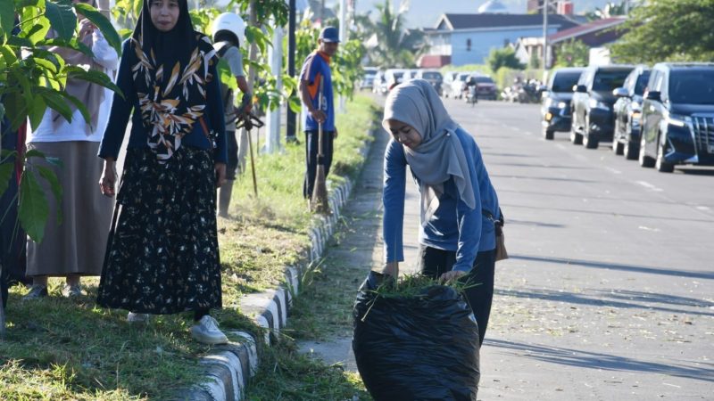 Jumat Bersih Dimanfaatkan Pj Bahtiar untuk Gerakan Gotong Royong Bersihkan Sampah