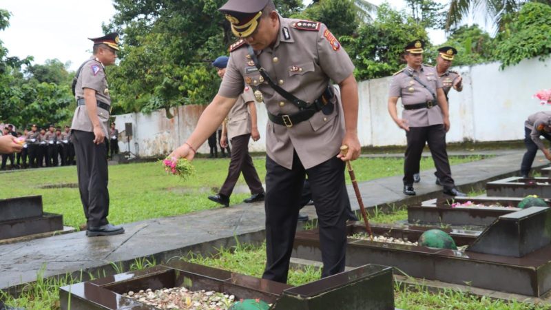 Jelang Puncak Hari Bhayangkara ke-78, Kapolda Sulbar Ziarah dan Tabur Bunga di TMP Pattidi
